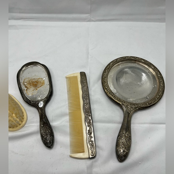 Silver plated Made in Hong King vanity set **mirror missing - Picture 6 of 7